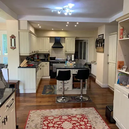 Private With Common Kitchen, Bathroom, Garden And Lounge In Surrey Homestay *