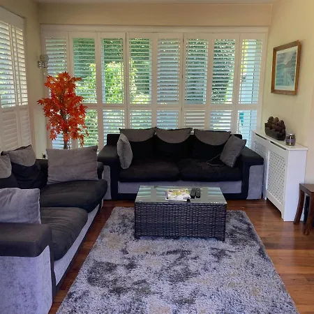 Private With Common Kitchen, Bathroom, Garden And Lounge In Surrey