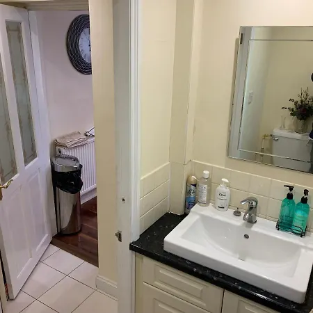 Homestay Private With Common Kitchen, Bathroom, Garden And Lounge In Surrey