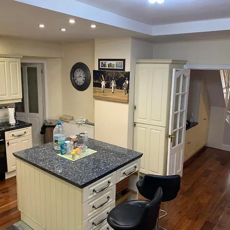 Private With Common Kitchen, Bathroom, Garden And Lounge In Surrey Purley