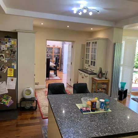 Private With Common Kitchen, Bathroom, Garden And Lounge In Surrey Purley