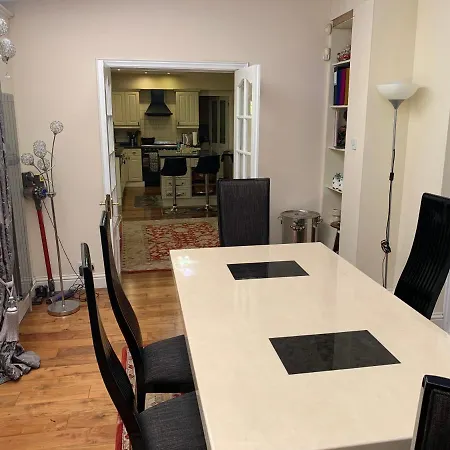 Private With Common Kitchen, Bathroom, Garden And Lounge In Surrey * Purley