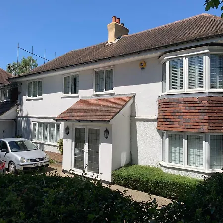 Private With Common Kitchen, Bathroom, Garden And Lounge In Surrey *