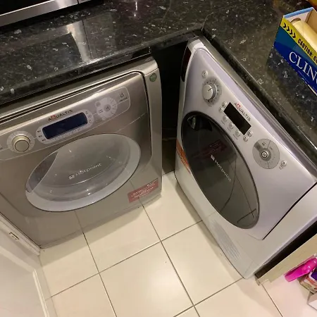 Private With Common Kitchen, Bathroom, Garden And Lounge In Surrey *