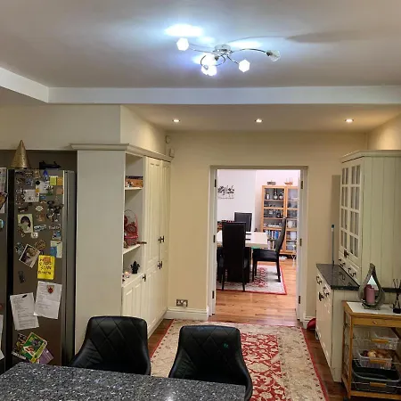 Private With Common Kitchen, Bathroom, Garden And Lounge In Surrey