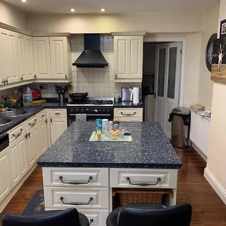 Private With Common Kitchen, Bathroom, Garden And Lounge In Surrey * Purley