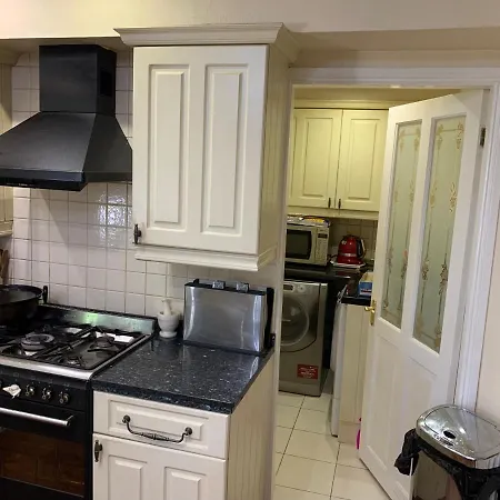 Private With Common Kitchen, Bathroom, Garden And Lounge In Surrey Homestay