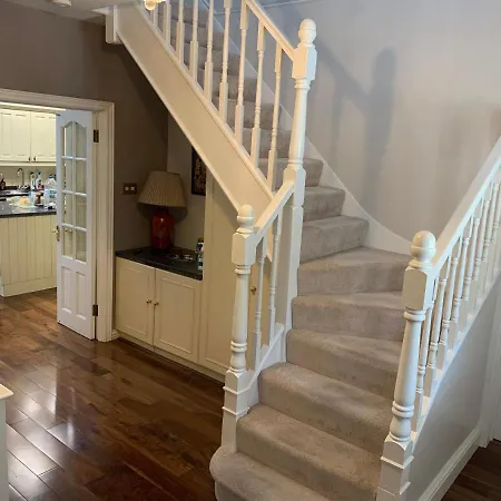 Private With Common Kitchen, Bathroom, Garden And Lounge In Surrey * Purley
