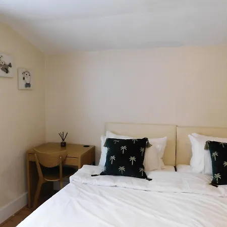 Apartment Entire 4 Bedroom Terrace House In London
