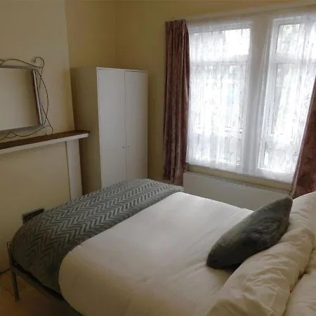 Entire 4 Bedroom Terrace House In London
