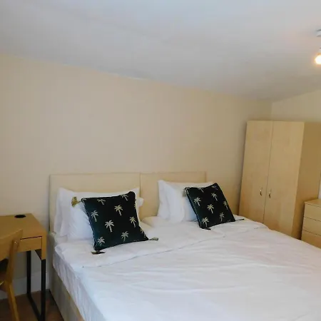 Entire 4 Bedroom Terrace House In Apartment *
