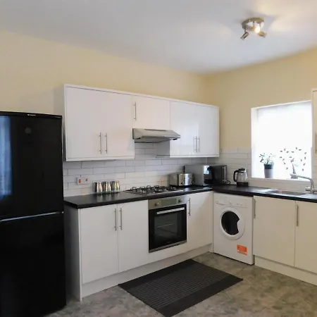 Apartment Entire 4 Bedroom Terrace House In *