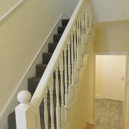 Entire 4 Bedroom Terrace House In Apartment London