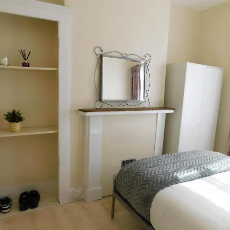 Apartment Entire 4 Bedroom Terrace House In London