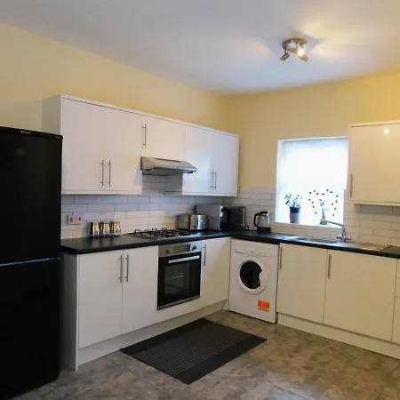 Apartment Entire 4 Bedroom Terrace House In London