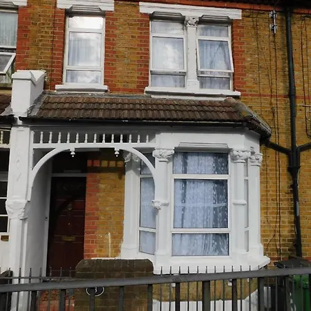 Entire 4 Bedroom Terrace House In Apartment London