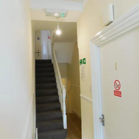 Entire 4 Bedroom Terrace House In Apartment