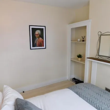 Entire 4 Bedroom Terrace House In Apartment *