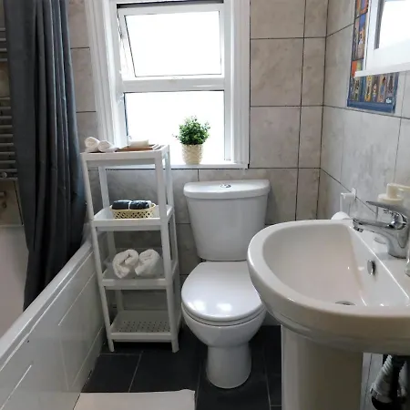 Entire 4 Bedroom Terrace House In London