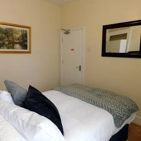 Apartment Entire 4 Bedroom Terrace House In