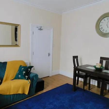 Apartment Entire 4 Bedroom Terrace House In London