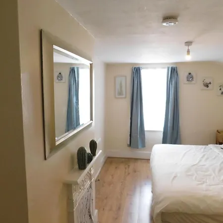 Apartment Entire 4 Bedroom Terrace House In London