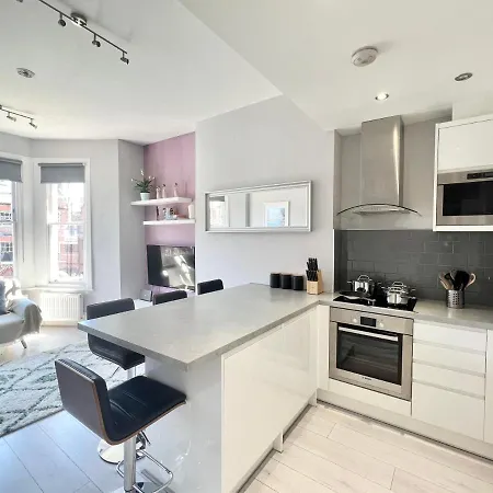 Apartment 2 Bedroom In South Hampstead *