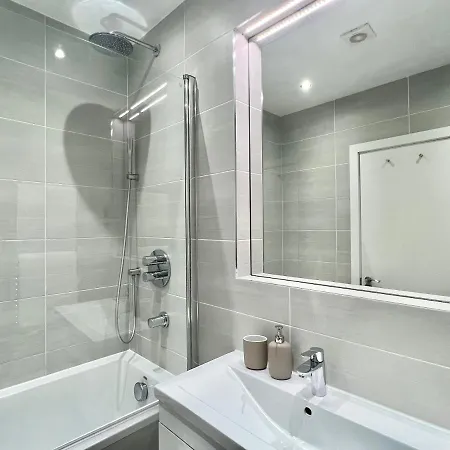 2 Bedroom In South Hampstead Apartment