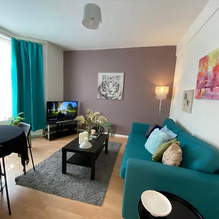 Cheerful 4 Bedrooms 8 Mn To Train Station Сasa de vacaciones