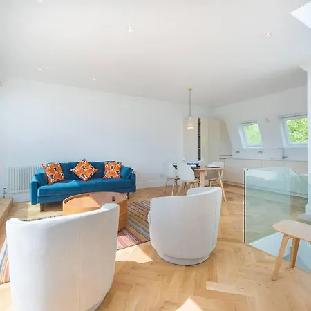 Stunning Two Bed Rh8 *