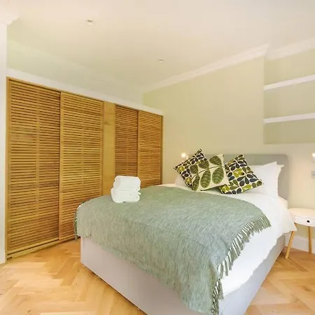 Apartment Stunning Two Bed Rh8 *
