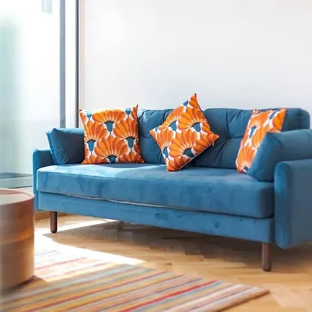 Stunning Two Bed Rh8 Apartment London