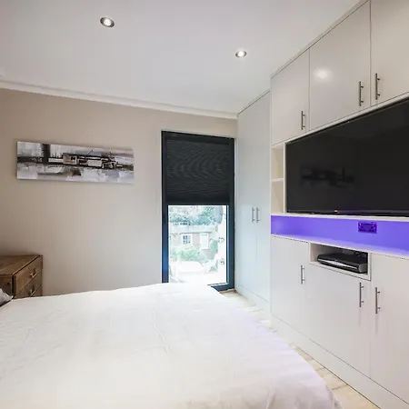 Homestay Modern Bedroom In !! *