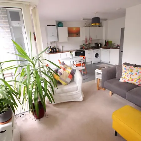 Spacious And Airy 1 Bedroom Flat - Great Location *