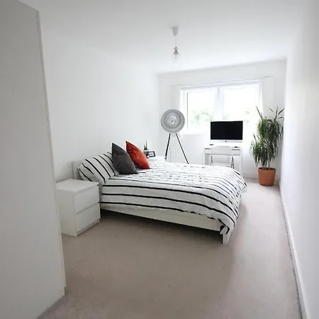 Spacious And Airy 1 Bedroom Flat - Great Location