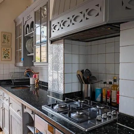 Charming With Roof Terrace In East By Underthedoormat * London