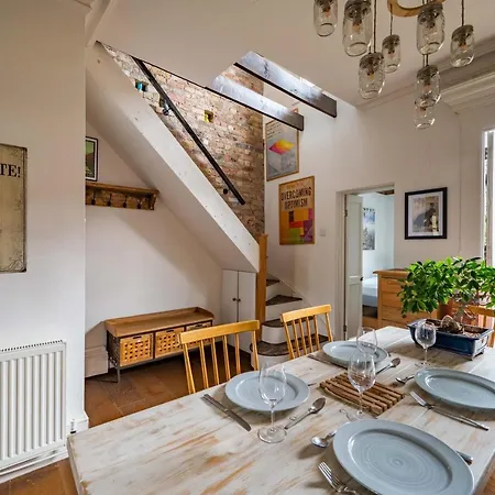 Charming With Roof Terrace In East By Underthedoormat London