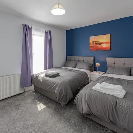 Cheerful 4 Bedrooms 8 Mn To Train Station Сasa de vacaciones *