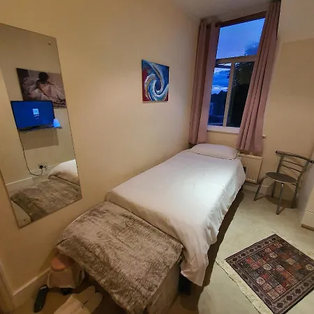 Homestay Monalisa Single Near Station Edgware