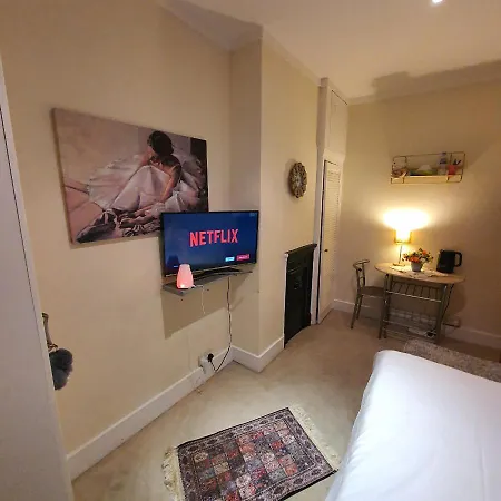 Monalisa Single Near Station Edgware