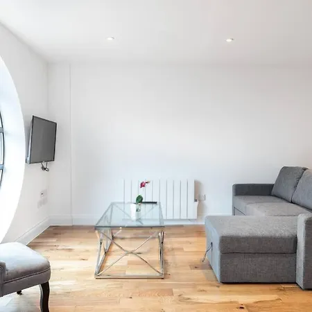 Large Close To London Br1 Ii Апартаменты
