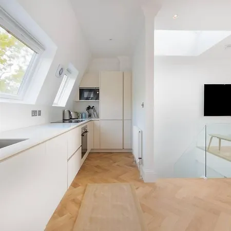 Stunning Two Bed Rh8 *