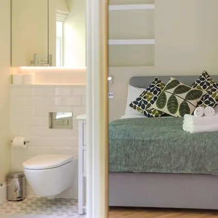 Apartment Stunning Two Bed Rh8
