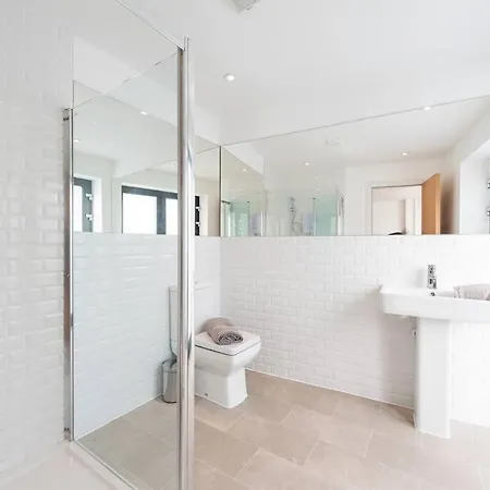 Апартаменты Large Close To London Br1 Ii
