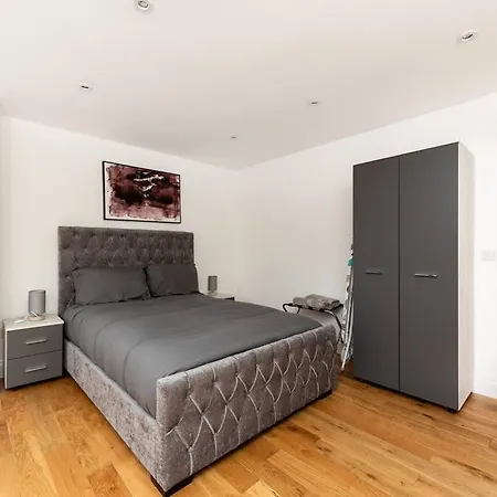 Large Close To London Br1 Ii Апартаменты *