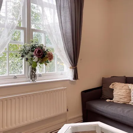 Apartment Lisa's Place Near Kings Cross - 2 Double Beds, 1 Sofa Bed, Great Location, Ideal For Families *
