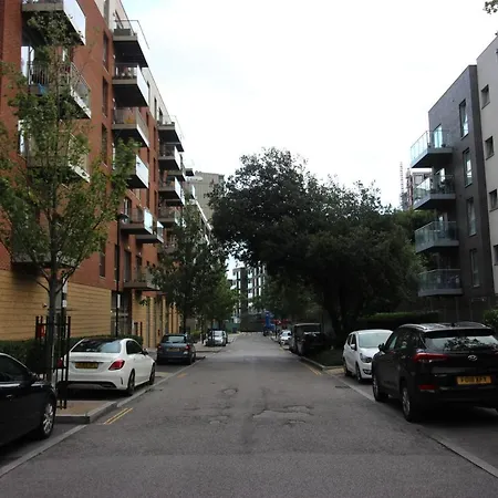 Spacious And Airy 1 Bedroom Flat - Great Location Apartment *