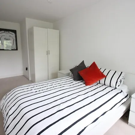 Spacious And Airy 1 Bedroom Flat - Great Location Apartment *