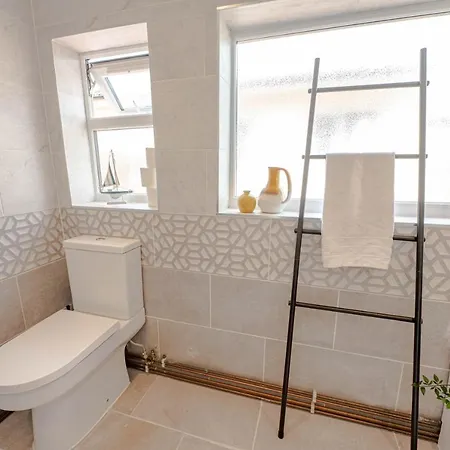 Cheerful 4 Bedrooms 8 Mn To Train Station