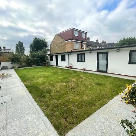 371 Cranbrook Rd Ig2 Guest house *